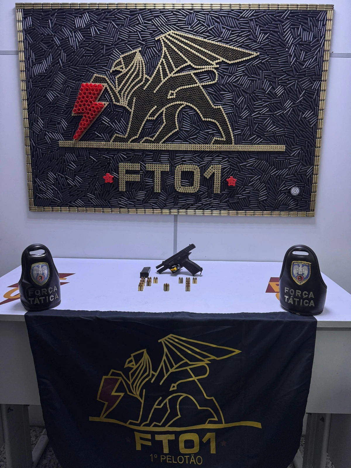 Armas são apreendidas durante operação da polícia, no bairro da Penha