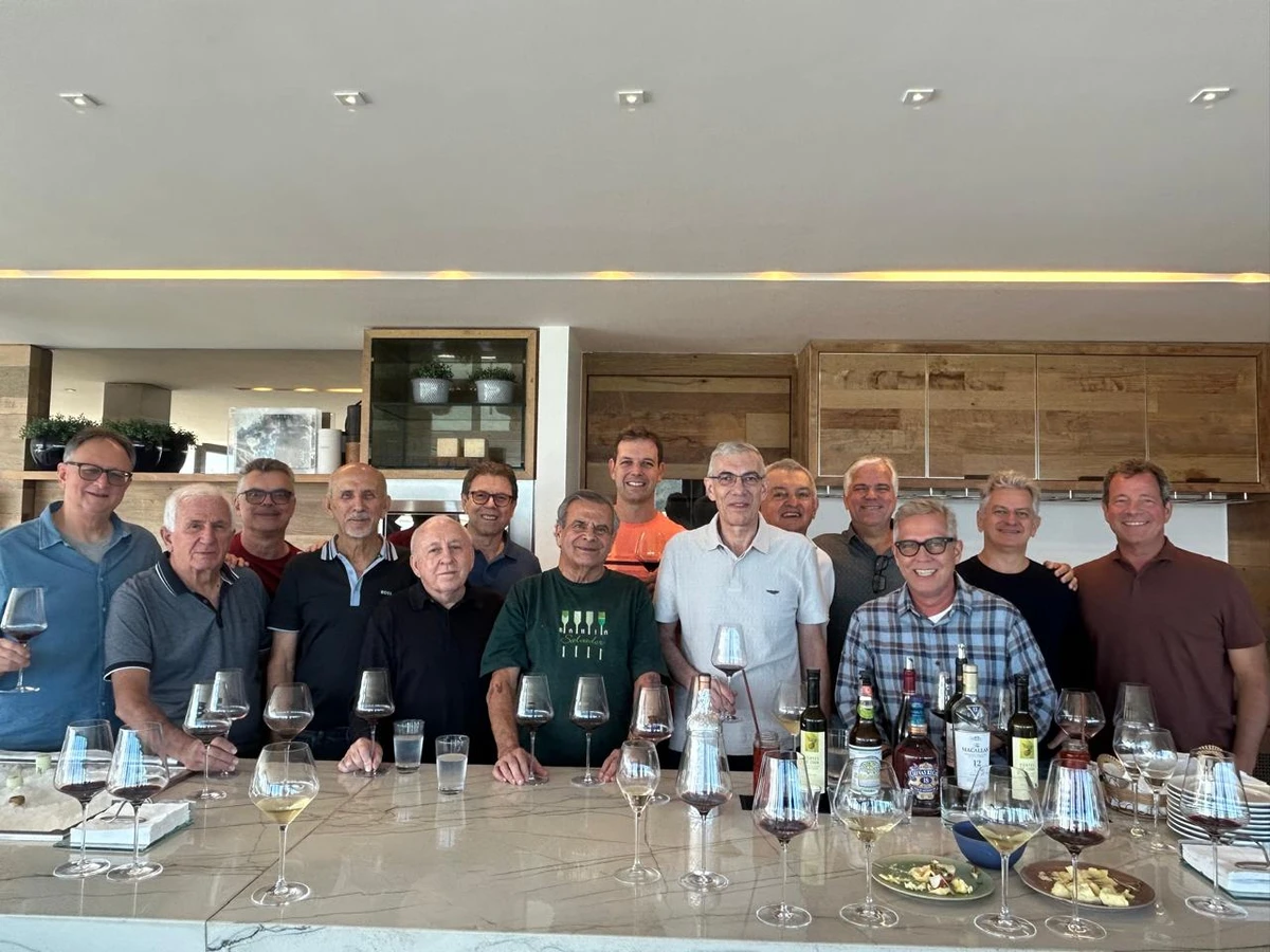 A Confraria de Vinhos de Vitória (Convivi) recebeu a visita do fundador da Sociedade dos Amigos do Vinho do Espírito (Soaves), no sábado (27), na Ilha do Frade