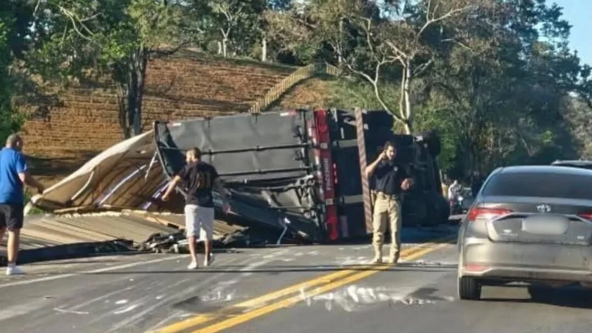 Carreta tomba na BR 101 em Ibiraçu