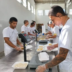 Secretário de Estado de Justiça afirmou que levar a produção das refeições para dentro das unidades reduziu tensões e reorganizou rotinas nos presídios capixabas; Estado estima economia de R$ 7 milhões com contratos