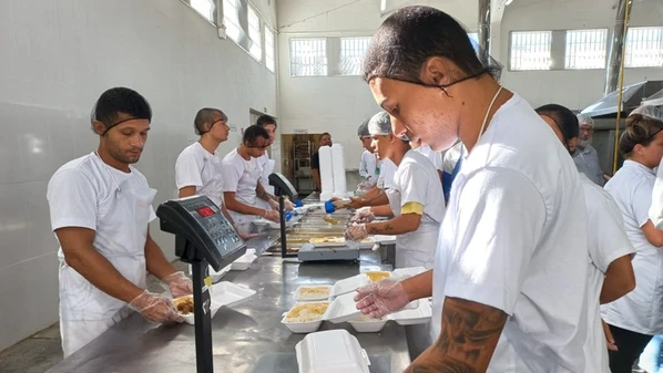 Secretário de Estado de Justiça afirmou que levar a produção das refeições para dentro das unidades reduziu tensões e reorganizou rotinas nos presídios capixabas; Estado estima economia de R$ 7 milhões com contratos