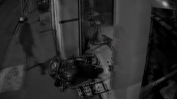 Polícia flagrou dois motociclistas disputando racha em alta velocidade na Rodovia do Sol; um foi detido após bater moto em comércio, no bairro Santa Mônica