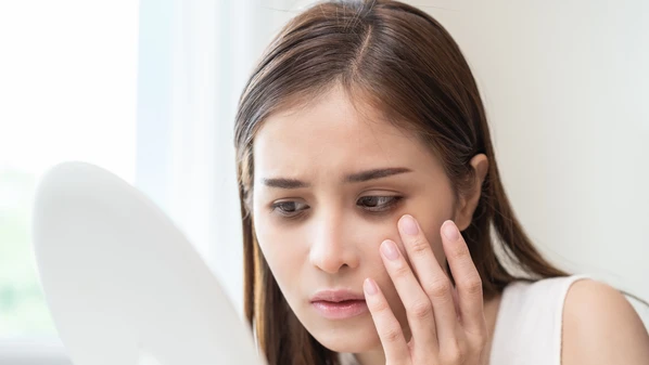 A pele ao redor dos olhos é extremamente fina e delicada, o que a torna mais suscetível à perda de colágeno e à flacidez