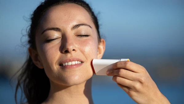 Apesar de ser taxado como desnecessário, produto auxilia na síntese adequada de vitamina D e protege contra lesões e câncer de pele