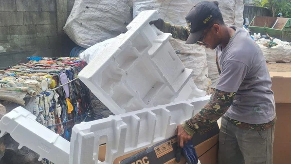 O material recolhido é armazenado e enviado à Associação Revive, que realiza o processo de reciclagem