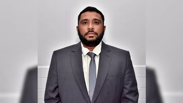 Dhionatan Pereira de Melo (PSD), de 32 anos, também é suspeito de posse ilegal de arma de fogo; ele foi levado ao sistema prisional após a prisão no bairro Novo Brasil, em Governador Lindenberg