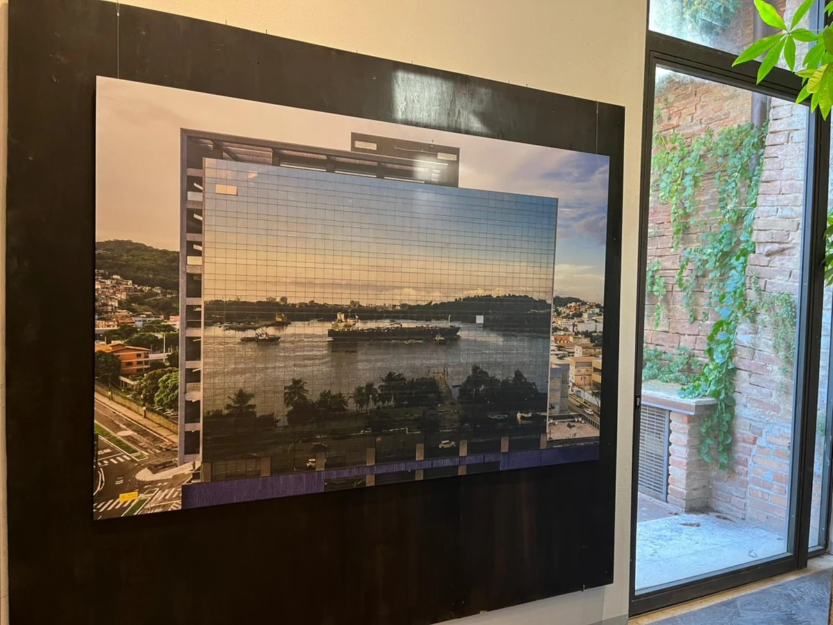 A foto de Jubini está na exposição “Above Us Only Sky”