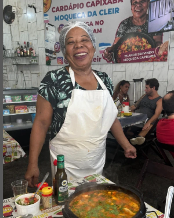 Cleir faz uma moqueca tradicional em São Pedro