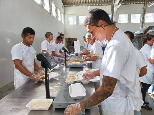 Cozinha integrada em funcionamento no Complexo do Xuri