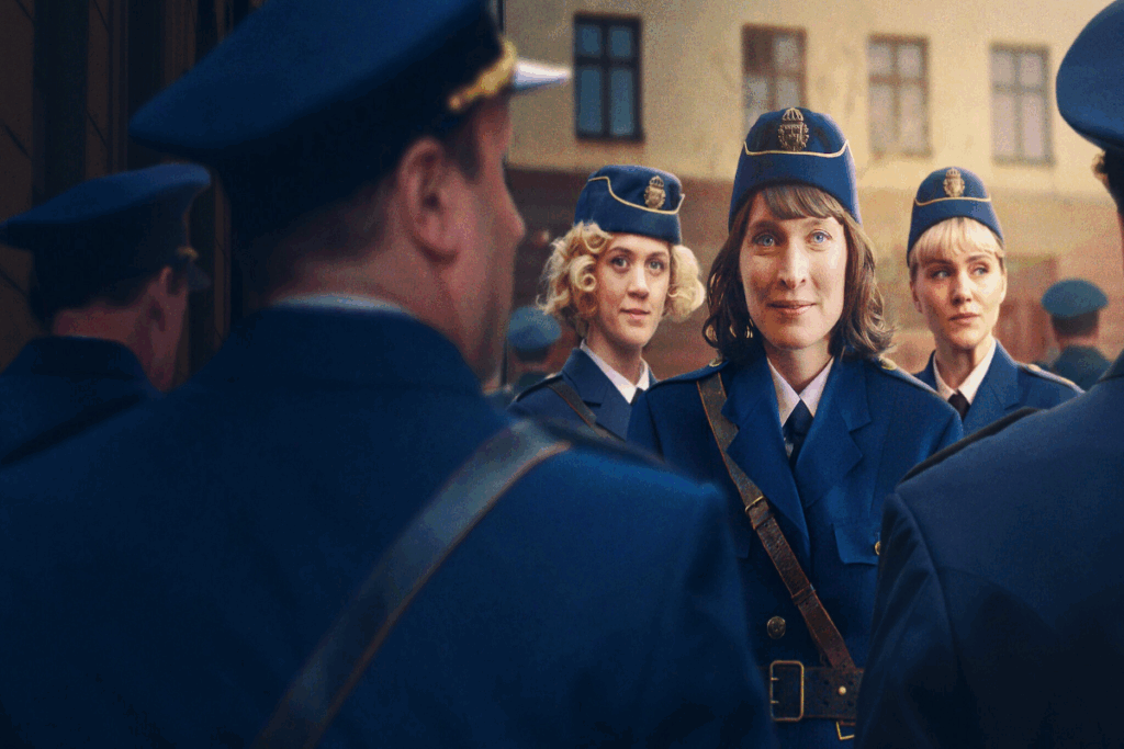 “A nova força” mostra a chegada das primeiras mulheres à corporação policial sueca em 1958 (Imagem: Reprodução digital | Netflix)