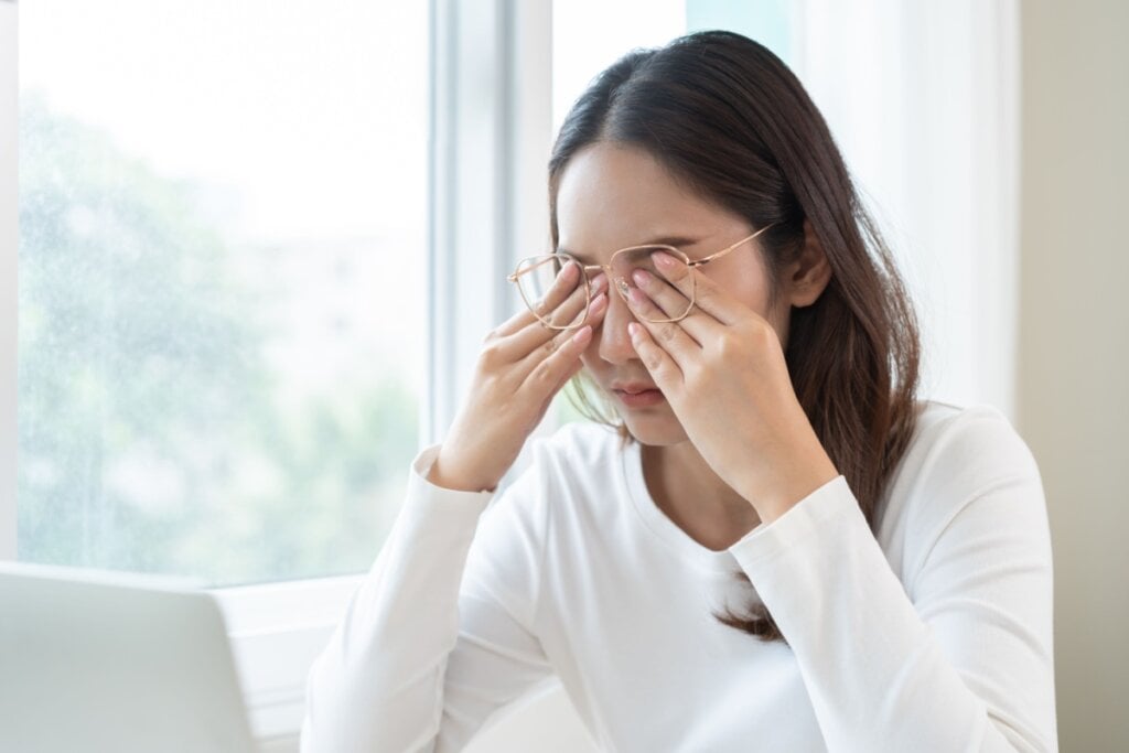 A sensação de que uma cortina escura impede a visão nítida deve ser avaliada por um médico (Imagem: Kmpzzz | Shutterstock)