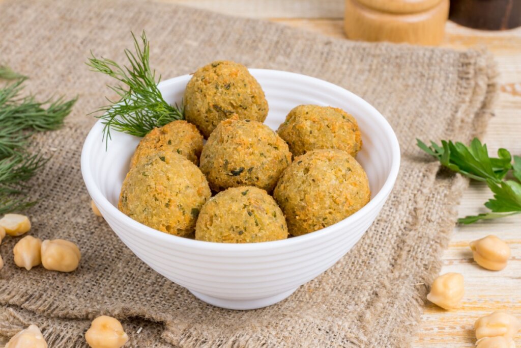 Bolinho de grão-de-bico (Imagem: Ratov Maxim | Shutterstock) 