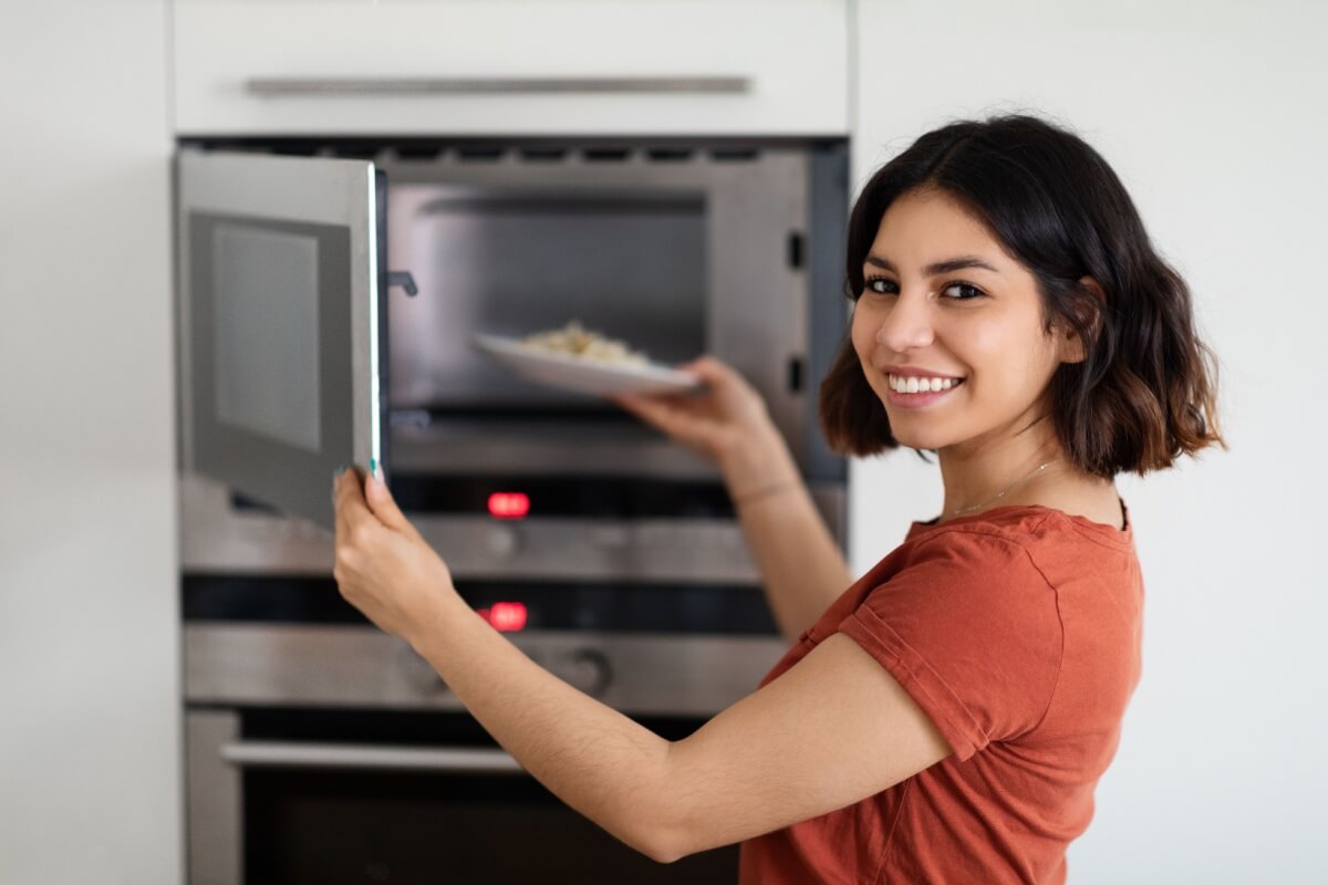É possível conservar a qualidade e a segurança dos alimentos ao utilizar o micro-ondas (Imagem: Prostock-studio | Shutterstock)