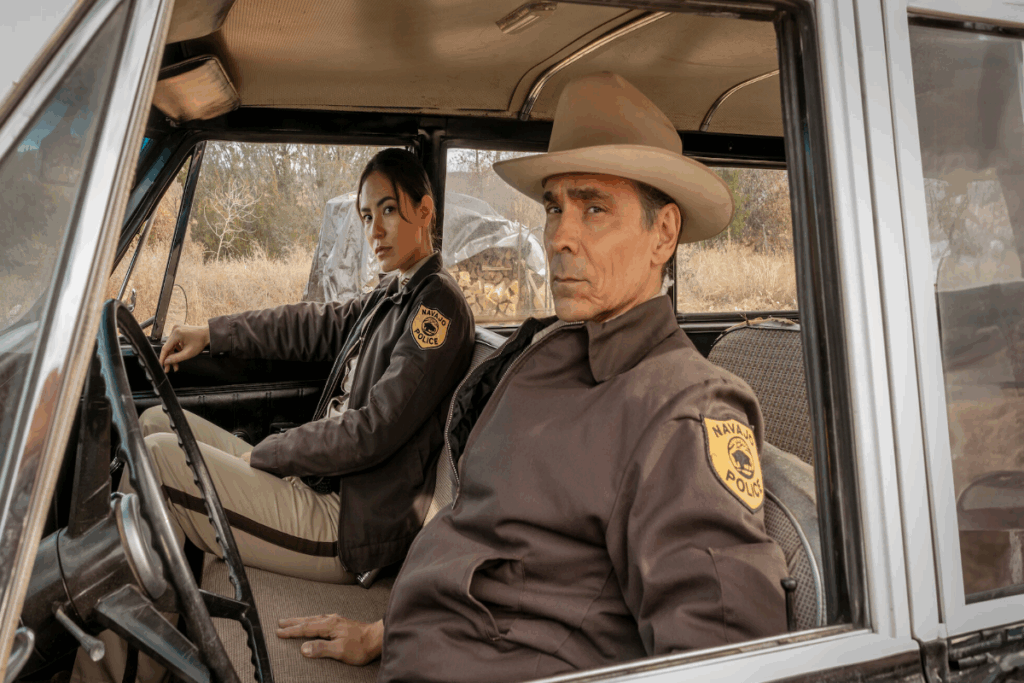 Em “Dark Winds”, Joe e Jim investigam casos de crimes complexos na comunidade indígena Navajo (Imagem: Reprodução digital | AMC)