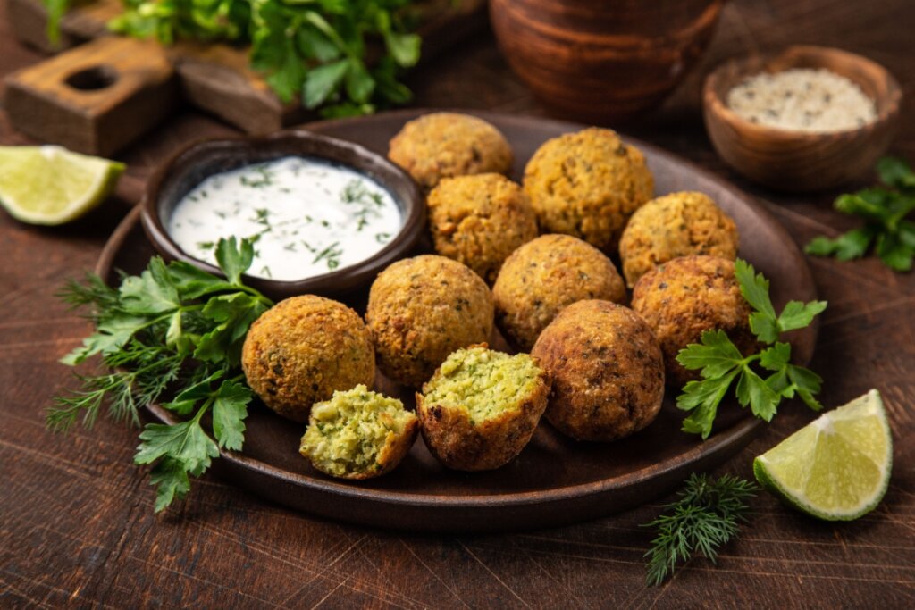 Falafel de grão-de-bico (Imagem: Anna Shepulova | Shutterstock)