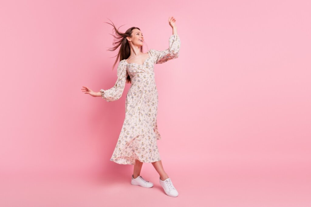 Os vestidos coloridos trazem mais energia ao visual (Imagem: Roman Samborskyi | Shutterstock)