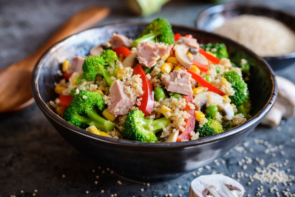 Salada de quinoa com atum e brócolis (Imagem: NoirChocolate | Shutterstock) 