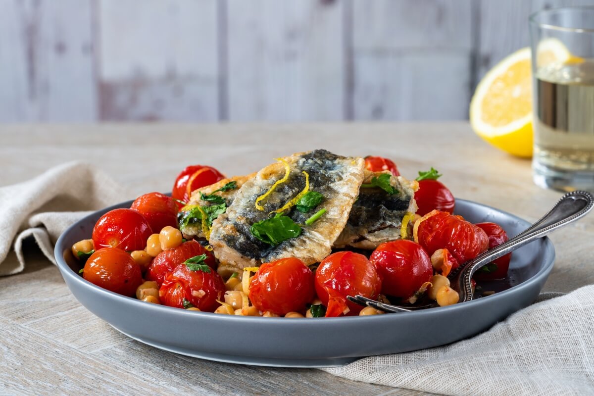 Sardinha com grão-de-bico (Imagem: BBA Photography | Shutterstock)
