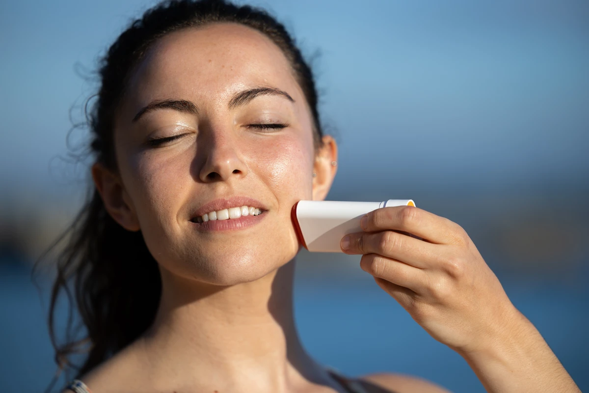 Mulher-usando-protetor-solar