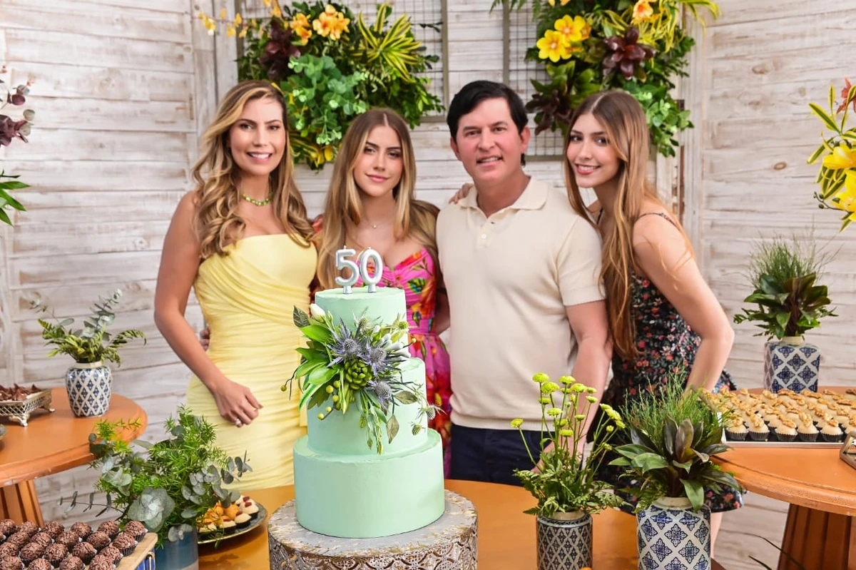 Thanguy Friço, a esposa Patricia e as filhas Maitê e Luma