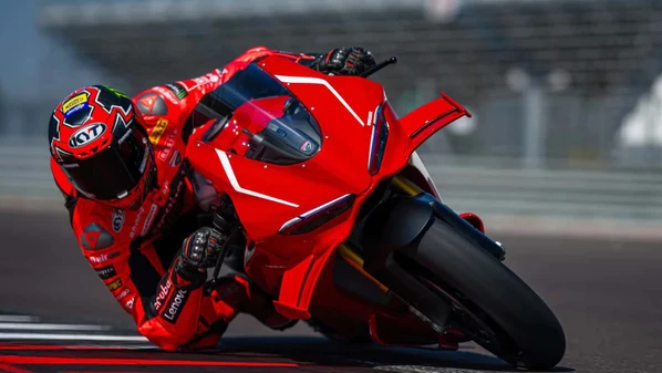 O modelo chega como a superbike de produção mais avançada da marca italiana, unindo desempenho, tecnologia de competição e exclusividade