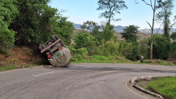 Acidente ocorreu na tarde de terça-feira (30) na ES 181, no trecho da Curva Fria, no Vale do Guarani; via foi liberada para fluir em meia pista na manhã de quarta-feira (1°)