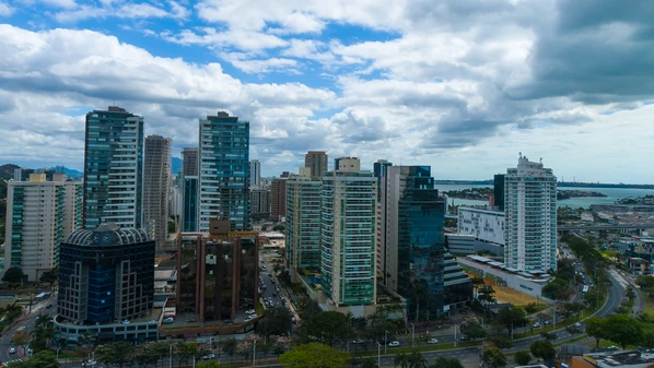 As cidades emergem como espaços decisivos para enfrentar desigualdades, impulsionar a inovação e redesenhar a governança no século XXI