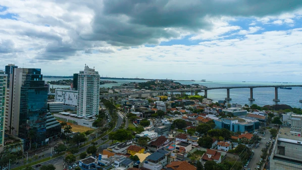Escassez de terrenos, localização estratégica e infraestrutura consolidada explicam por que bairros como Enseada do Suá, Praia do Canto e Santa Lúcia concentram os maiores preços e as maiores altas do ano, segundo o Índice FipeZAP de 2025