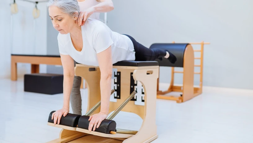 Idosa fazendo pilates