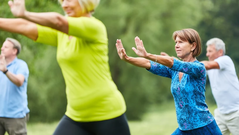 Idoso fazendo Tai Chi Chuan
