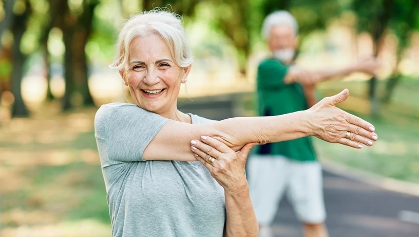 Idosos fazendo alongamento