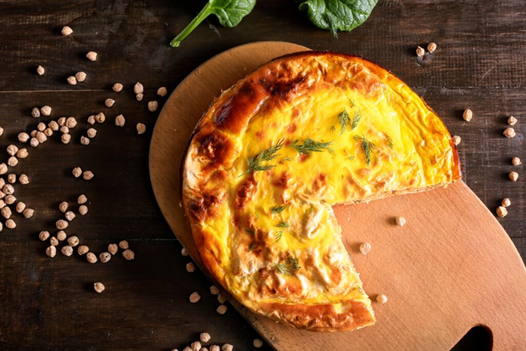 Empadão de grão-de-bico, espinafre e lentilha (Imagem: Zulkarnieiev Denis | Shutterstock)