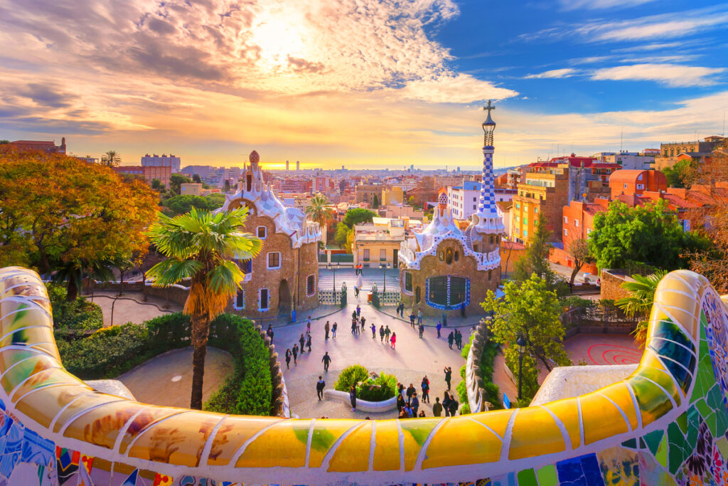 No Parc Güell é possível ter uma vista panorâmica da cidade (Imagem: Georgios Tsichlis | Shutterstock)
