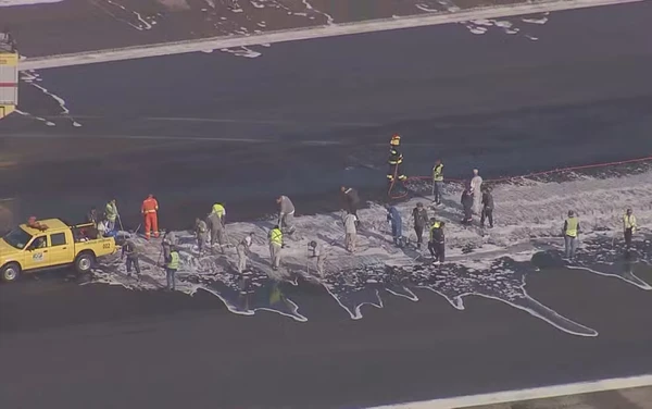 Funcionários do Santos Dumont trabalhavam na limpeza da pista por volta das 8h20 desta terça (30)
