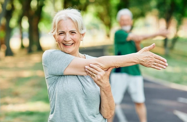 Idosos fazendo alongamento