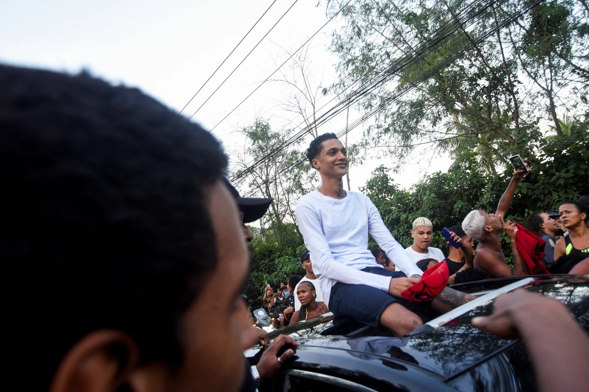 Rapper Oruam saindo da prisão e sendo recebido pelos fãs