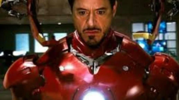 Proponho que esqueçamos essa alegoria do robô autônomo e inteligente, seja ele benevolente ou não. Proponho que pensemos, em vez disso, no Homem de Ferro, aquele clássico, sem o seu agente inteligente Jarvis e sem uma armadura autônoma