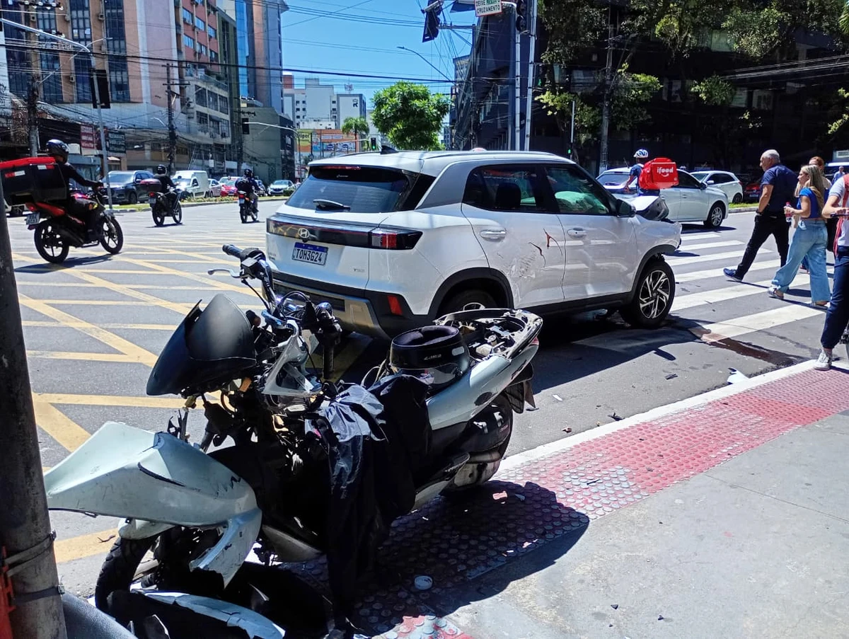 Moto ficou caída no chão após acidente com carro no cruzamento da Reta da Penha com a Avenida Desembargador Santos Neves