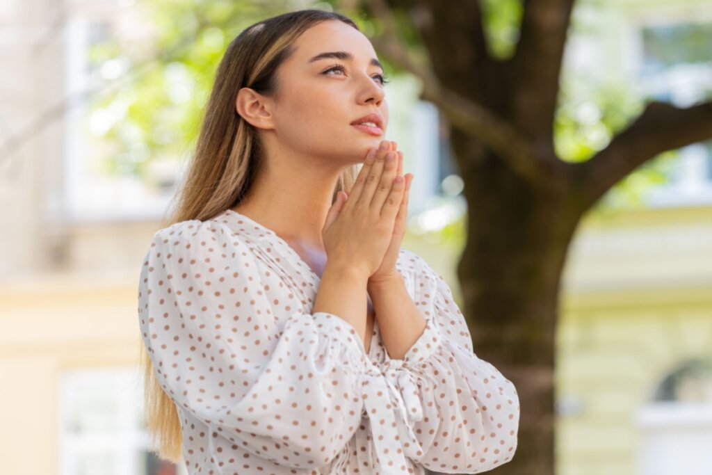 As orações à Santa Teresinha clamam por misericórdia, graça e santificação (Imagem: Andrii Iemelianenko | Shutterstock)