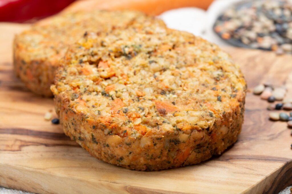 Hambúrguer de lentilha com cenoura (Imagem: barmalini | Shutterstock) 