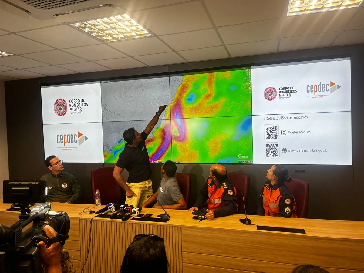 Empresário Maikel Araujo dos Santos mostra local em que foi resgatado com amigo, após ficarem à deriva em alto-mar