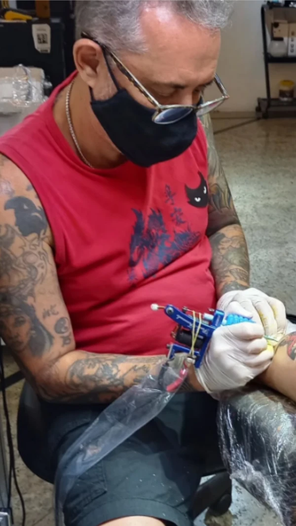 O tatuador Tayrone é um veterano no ramo capixaba