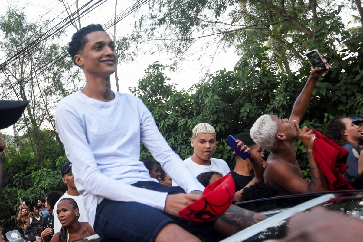 Oruam posta foto com tornozeleira eletrônica