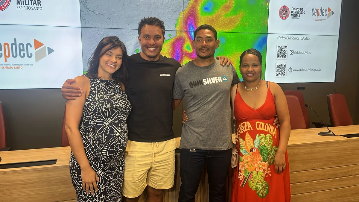 Os casais Fernanda Duarte e Maikel Araújo e Ronald Menezes e Luciene Santana posam juntos em coletiva sobre o desaparecimento em alto mar 