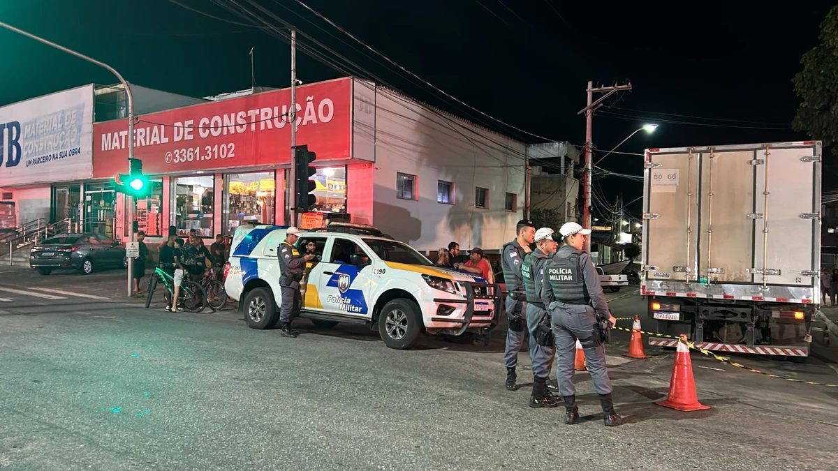 Pedreiro foi atropelado por caminhão após uma curva em Guarapari
