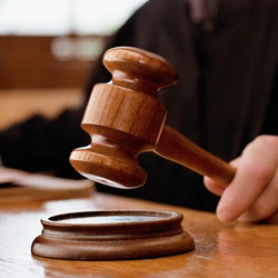 Clientes decidiram encerrar a estadia, mas empresa exigiu pagamento integral. Na Justiça, casal alegou ter sido impedido de sair do local