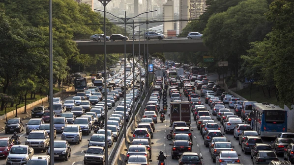Municípios da região Sul e de SP concentram deslocamentos de carro, enquanto Nordeste e Norte têm maior proporção de motos; ônibus, trem e metrô têm tempos de deslocamento mais longos, em comparação com modais individuais