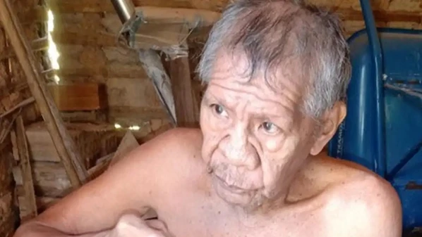 Aurá foi visto, pela primeira vez, em 1987, ao lado de seu irmão, Auré. Eles rejeitaram a comunicação com outros povos