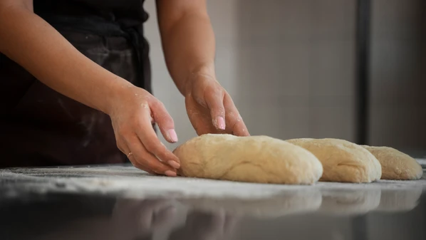 Há oportunidades para Maquiador, Manicure e Pedicure, Auxiliar de Cozinha, Assistente de Logística, Cuidador de Idosos, Cuidador Infantil, Preparo de Pizzas, entre outras opções