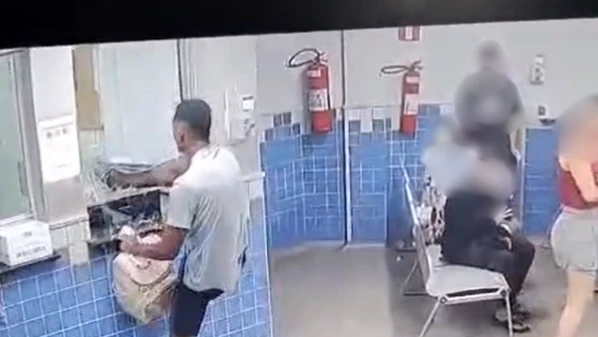 Suspeito de 21 anos quebrou monitores de TV e chutou vidro na recepção de unidade de São Pedro; segundo a Guarda Municipal de Vitória, ele buscava atendimento para esposa